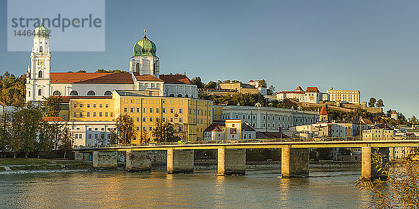 Stephansdom und Festung Veste Oberhaus in Passau  Deutschland