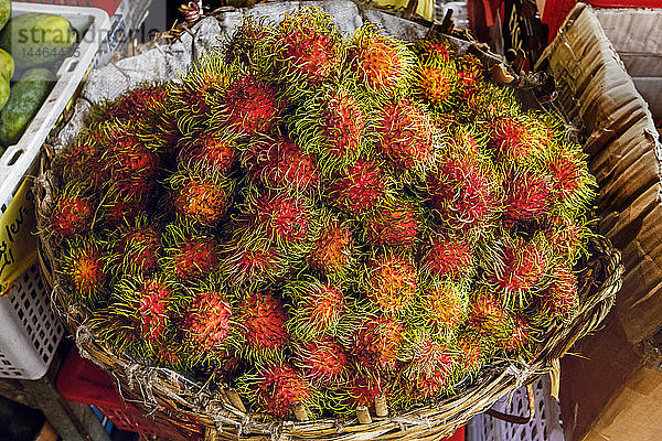 Rambutan  eine beliebte tropische Frucht  benannt nach dem malaiischen Wort für haarig  Zentralmarkt  Stadtzentrum  Phnom Penh  Kambodscha  Indochina  Südostasien  Asien