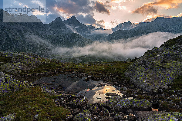 Adamello-Brenta-Naturpark bei Sonnenuntergang in Trentino-Südtirol  Italien