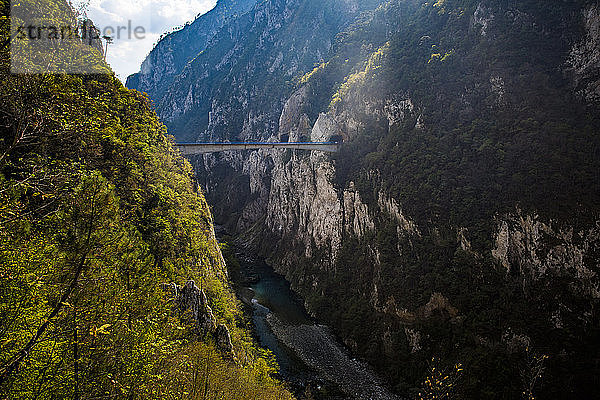 Brücke in der Schlucht des Tara-Flusses  Durmitor-Nationalpark  UNESCO-Weltkulturerbe  Montenegro