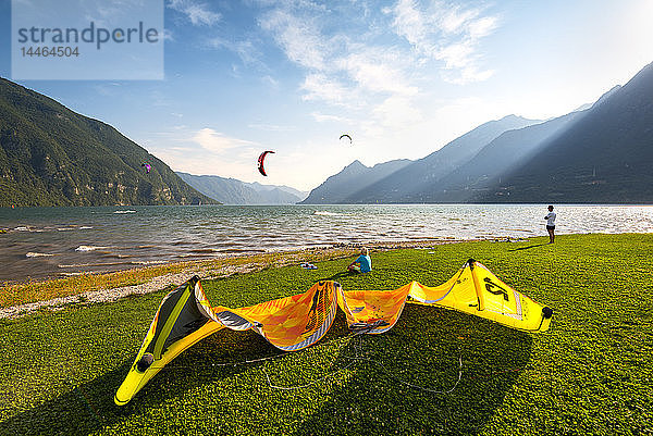 Kitesurfen auf dem Idrosee  Valle Sabbia  Provinz Brescia  Lombardei  Italien