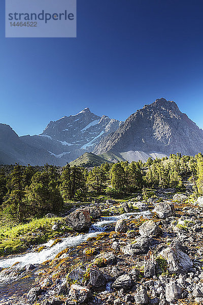 Gebirgsbach  Fächergebirge  Tadschikistan  Zentralasien