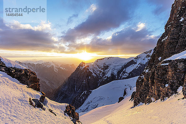 Zelt im Lager 4 auf 6100m auf dem Gipfel Korzhenevskaya  7105m  bei Sonnenuntergang  Tadschikischer Nationalpark (Pamirgebirge)  UNESCO Welterbe  Tadschikistan  Zentralasien