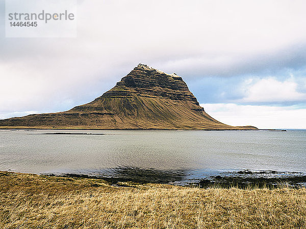 Blick auf den Berg Kirkjufell nahe der Stadt Grundarfjordur im Norden der Halbinsel Snaefellsnes im Westen  Island  Polarregionen