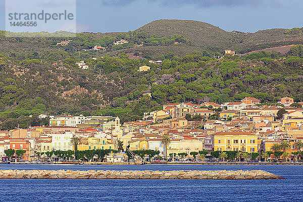 Dorf Carloforte vom Meer aus gesehen  Carloforte  Insel San Pietro  Provinz Sud Sardegna  Sardinien  Italien  Mittelmeer