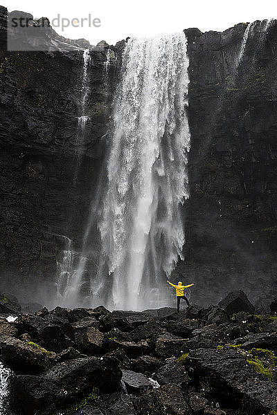 Wanderer am Fossa-Wasserfall  Insel Streymoy  Färöer Inseln  Dänemark