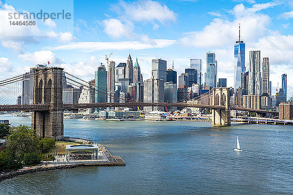Der Blick über den East River auf die Brooklyn Bridge und Lower Manhattan  New York  Vereinigte Staaten von Amerika  Nordamerika