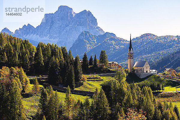 Die Kirche von Selva di Cadore und der Berg Pelmo  Dolomiten  UNESCO-Welterbe  Provinz Belluno  Venetien  Italien