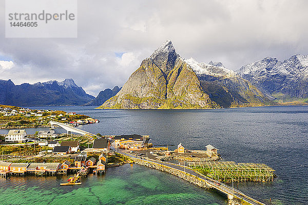 Dorf Sakrisoy  umgeben von Bergen und kristallklarem Meer  Reine  Nordland  Lofoten  Norwegen  Europa