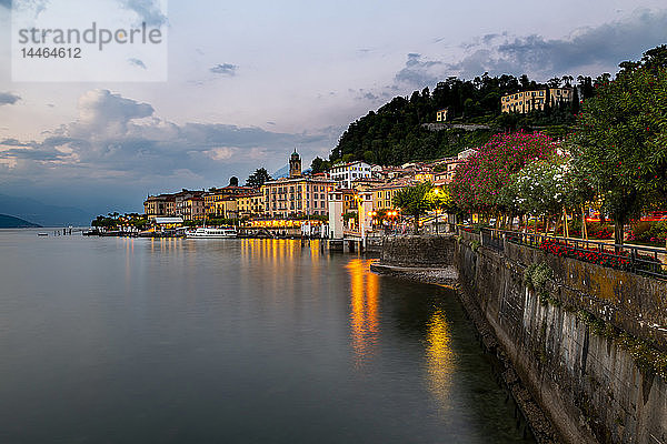 Blick auf den Comer See und Bellagio in der Abenddämmerung  Provinz Como  Comer See  Lombardei  Italienische Seen  Italien
