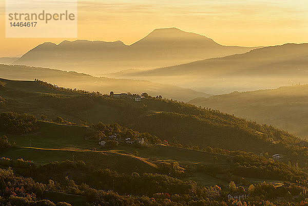 Herbst in Tosco Emiliano Apennin in der Morgendämmerung  Apuanische Alpen  Lizzano in Belvedere  Emilia Romagna  Italien