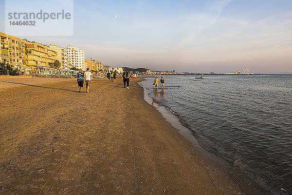 Strand bei Sonnenuntergang  Durres (Epidamnos und Dyrrachium)  Adriaküste  Albanien