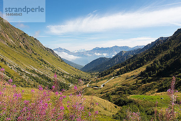 Ein typischer Blick auf die französischen Alpen im Sommer  mit blauem Himmel  Col du Glandon  Dauphine Alps  Savoie  Frankreich