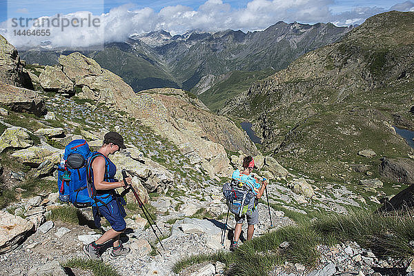 Wanderer steigen vom Gipfel des Pic Peyreget ab  während sie auf dem GR10 wandern  Pyrenees Atlantiques  Frankreich