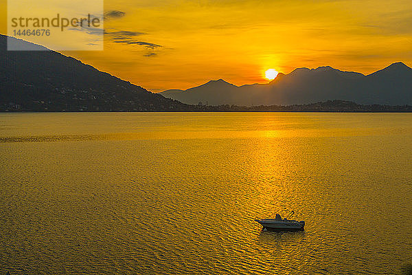 Blick auf den Sonnenaufgang am Lago Maggiore von Baveno  Lago Maggiore  Piemont  Italienische Seen  Italien