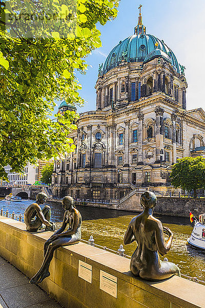 Wilfried Fitzenreiter-Skulpturen am Berliner Dom in Berlin  Deutschland