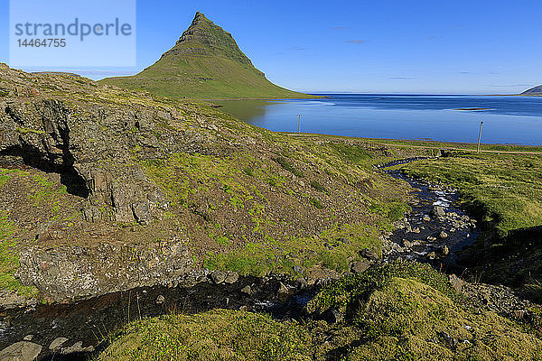 Fluss am Berg Kirkjufell in Grundarfjordur  Island