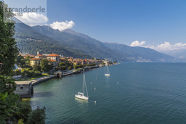 Erhöhte Ansicht von Cannobio und dem Lago Maggiore  Lago Maggiore  Piemont  Italienische Seen  Italien