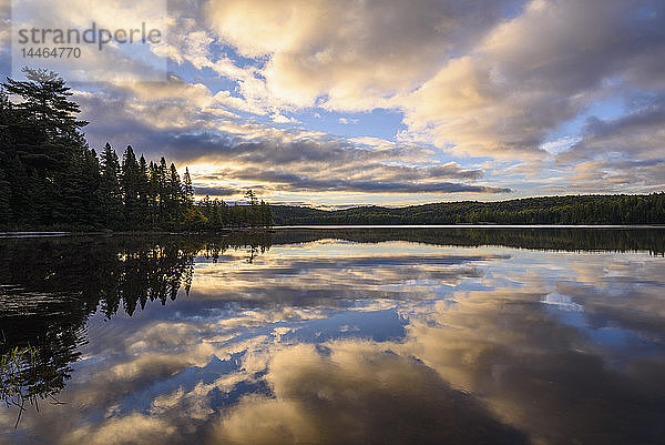 Provoking Lake in der Morgendämmerung auf dem Highland Backpacking Trail  Algonquin Provincial Park  Ontario  Kanada  Nordamerika