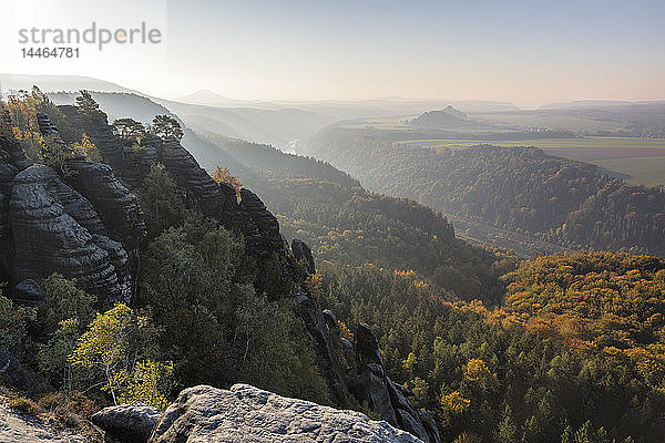 Blick von den Schrammsteinen über das Elbsandsteingebirge  Deutschland