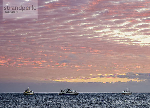 Kreuzfahrtschiffe vor der Insel Bartolome bei Sonnenaufgang  Galapagos  UNESCO-Weltnaturerbe  Ecuador