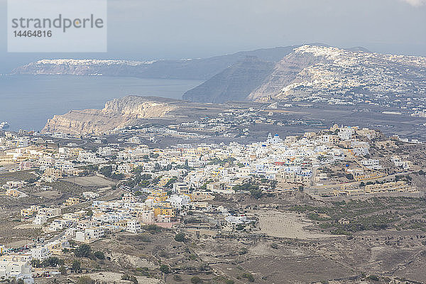 Ansicht von Pyrgos in Santorin  Griechenland  von oben