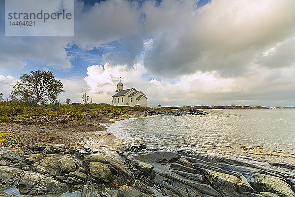 Kirche am Strand von Gimsoya  Lofoten-Inseln  Norwegen
