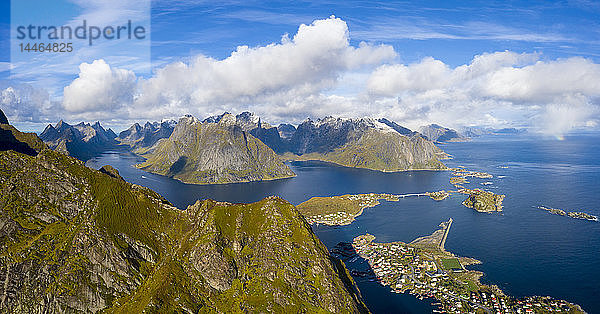 Luftaufnahme der Berge um Reine  Moskenes  Norwegen