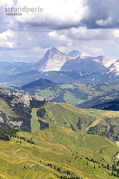 Der Sasso di Santa Croce (La Crusc) vom Viel del Pan Weg  Pordoi Pass  Fassa Tal  Trentino  Dolomiten  Italien