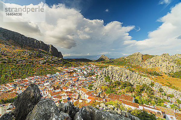 Die weiße Stadt Montejaque in den Bergen der Serrania de Ronda  Spanien