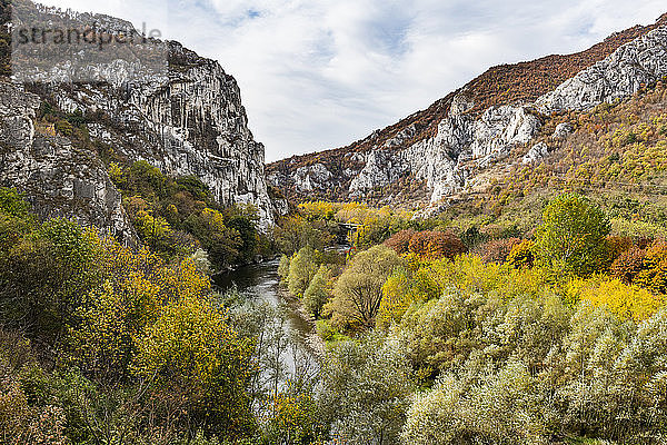 Schöne Herbstfarben in der Iskar-Schlucht  Bulgarien  Europa