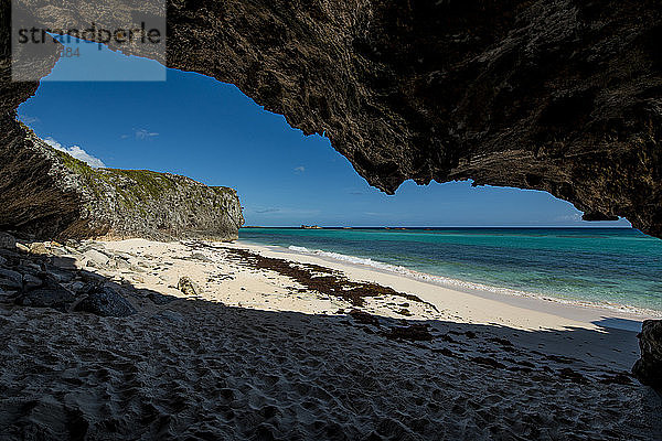 Secret Cave Beach  Mittel-Caicos  Turks- und Caicosinseln  Westindische Inseln  Mittelamerika