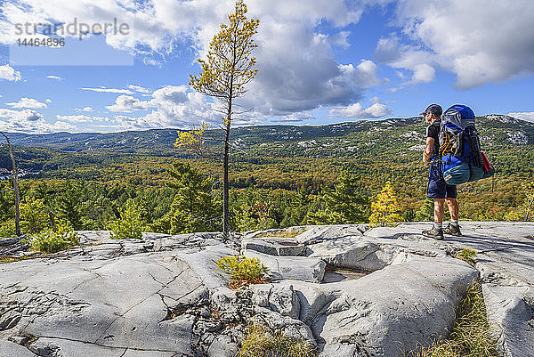 Wanderer auf dem La Cloche Silhouette Trail im Killarney Provincial Park  Ontario  Kanada  Nordamerika