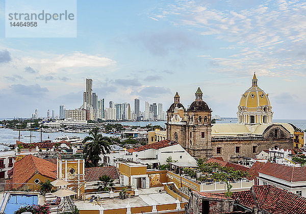 Blick über die Altstadt auf die Kirche San Pedro Claver und Bocagrande  Cartagena  Departamento Bolivar  Kolumbien  Südamerika