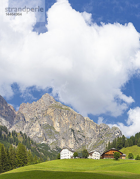 Traditionelle Häuser der Dolomiten  Kolfuschg  Gadertal  Südtirol  Dolomiten  Italien
