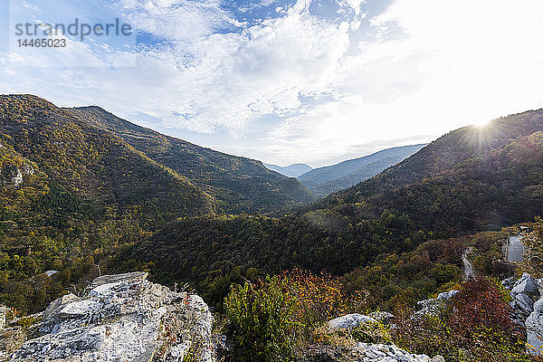 Blick auf das Rhodopengebirge von der Kirche der Heiligen Maria von Petrich  Festung Assen  Asenovgrad  Bulgarien  Europa