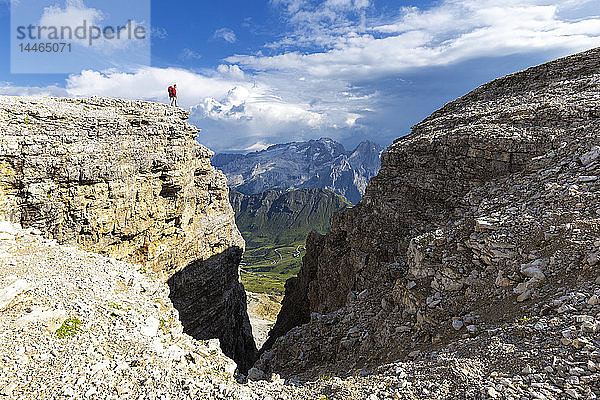 Wanderer schaut in Richtung Marmolad  Piz Pordoi  Pordoipass  Fassatal  Trentino  Dolomiten  Italien