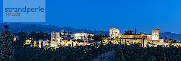 Panorama des Alhambra-Palastes bei Sonnenuntergang in Granada  Spanien