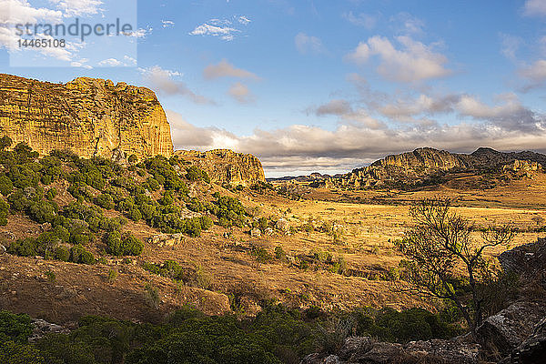 Landschaft des Isalo-Nationalparks bei Sonnenaufgang  Region Ihorombe  Madagaskar