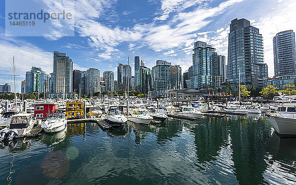 Städtische Bürogebäude mit Blick auf den Hafen von Vancouver in der Nähe des Kongresszentrums  Vancouver  British Columbia  Kanada  Nordamerika