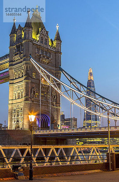 Tower Bridge bei Sonnenuntergang in London  England