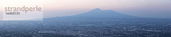 Panoramablick auf die Stadt Neapel und den Vesuv bei Sonnenuntergang  Kampanien  Italien