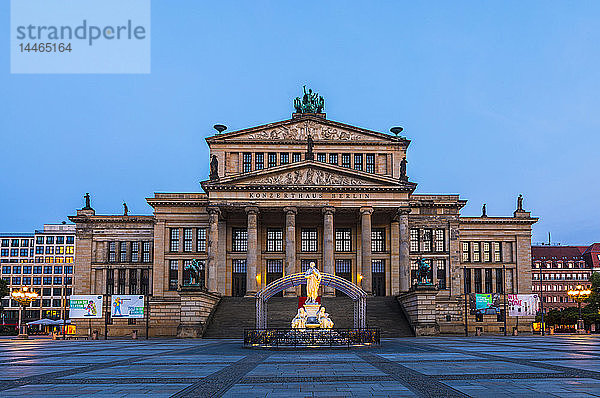 Konzerthaus Berlin bei Sonnenuntergang am Gendarmenmarkt in Berlin  Deutschland