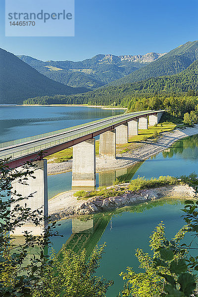 Brücke über den Sylvensteinsee bei Lenggries  Deutsche Alpenstrassee  Oberbayern  Bayern  Deutschland  Europa