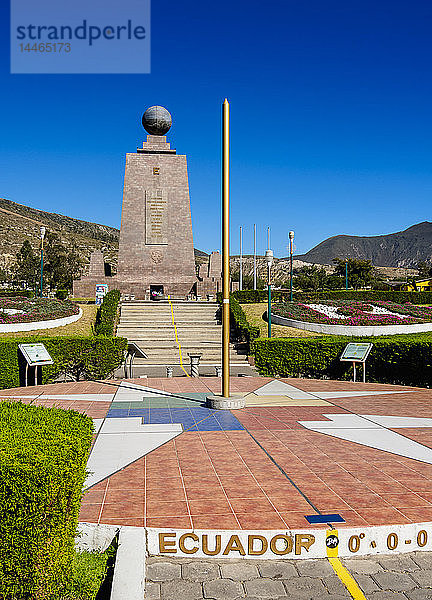 Denkmal für den Äquator  Ciudad Mitad del Mundo (Stadt in der Mitte der Welt)  Provinz Pichincha  Ecuador  Südamerika