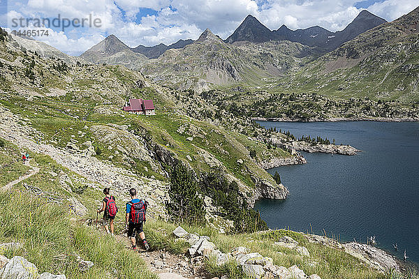 Wanderer machen sich auf dem Fernwanderweg GR11 auf den Weg zum Refugio Respomuso in den spanischen Pyrenäen  Huesca  Spanien