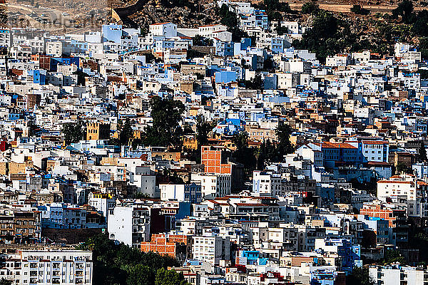 Nahaufnahme des Stadtbilds von Chefchaouen  bekannt als die Blaue Stadt  im Rif-Gebirge  Marokko  Nordafrika  Afrika
