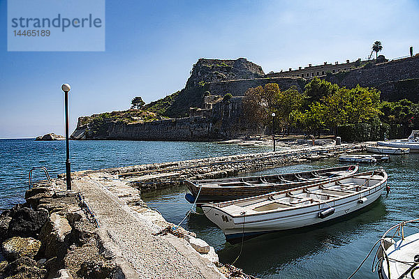 Hafen bei der alten Festung in Korfu  Griechenland