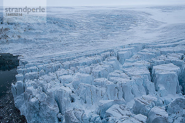 Luftaufnahme des massiven Gletschers von Alexandra Land  Archipel Franz Josef Land  Gebiet Archangelsk  Arktis  Russland