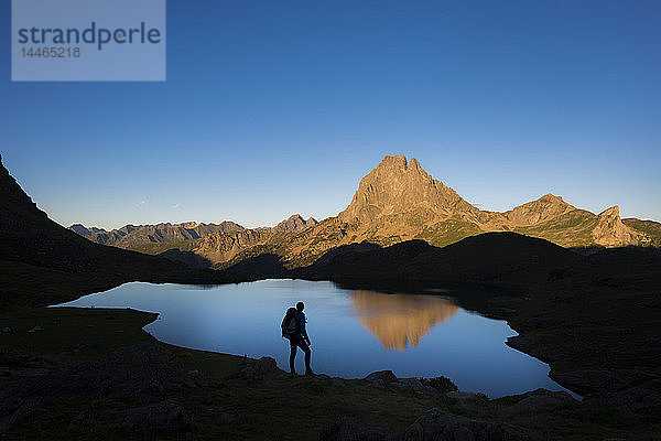 Blick auf den Midi d'Ossau jenseits des Gentau-Sees am Rande des GR10-Wanderwegs in den französischen Pyrenäen  Pyrenees Atlantiques  Frankreich